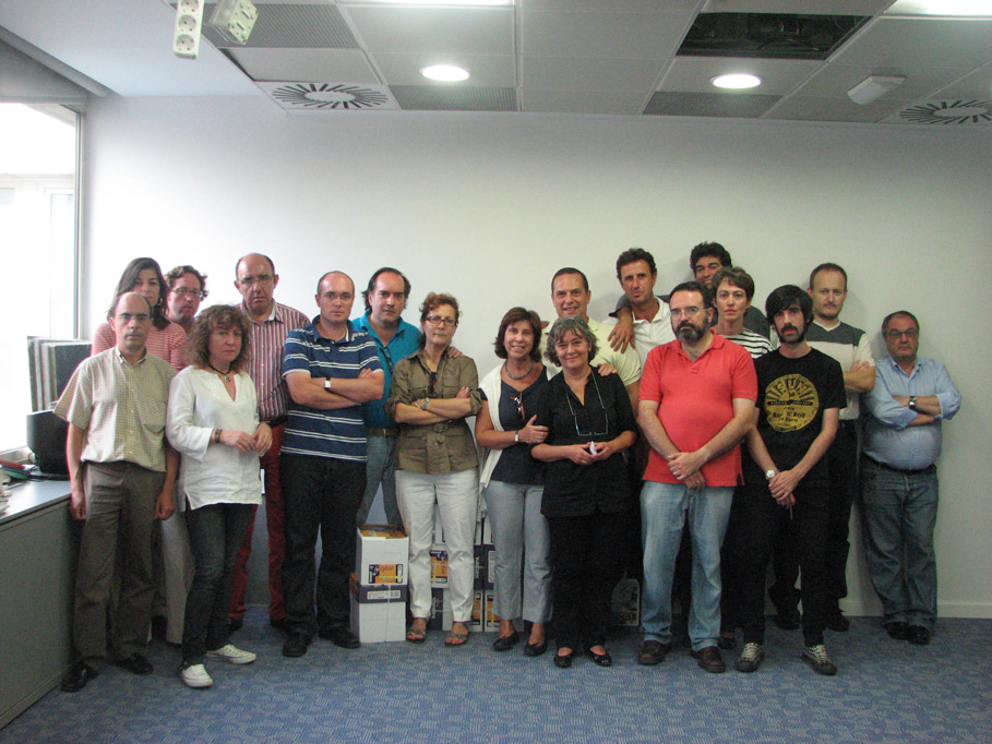 Elsa González, presidenta de la FAPE, y María Jesús Chao, secretaria general de la APM, con los trabajadores de Colpisa. Foto: FAPE.