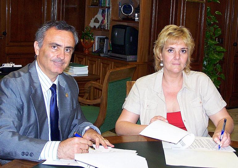 El presidente de la Diputación de Almería, Juan Carlos Usero, y la presidenta de la AP-APAL, Covadonga Porrúa, firman el convenio.