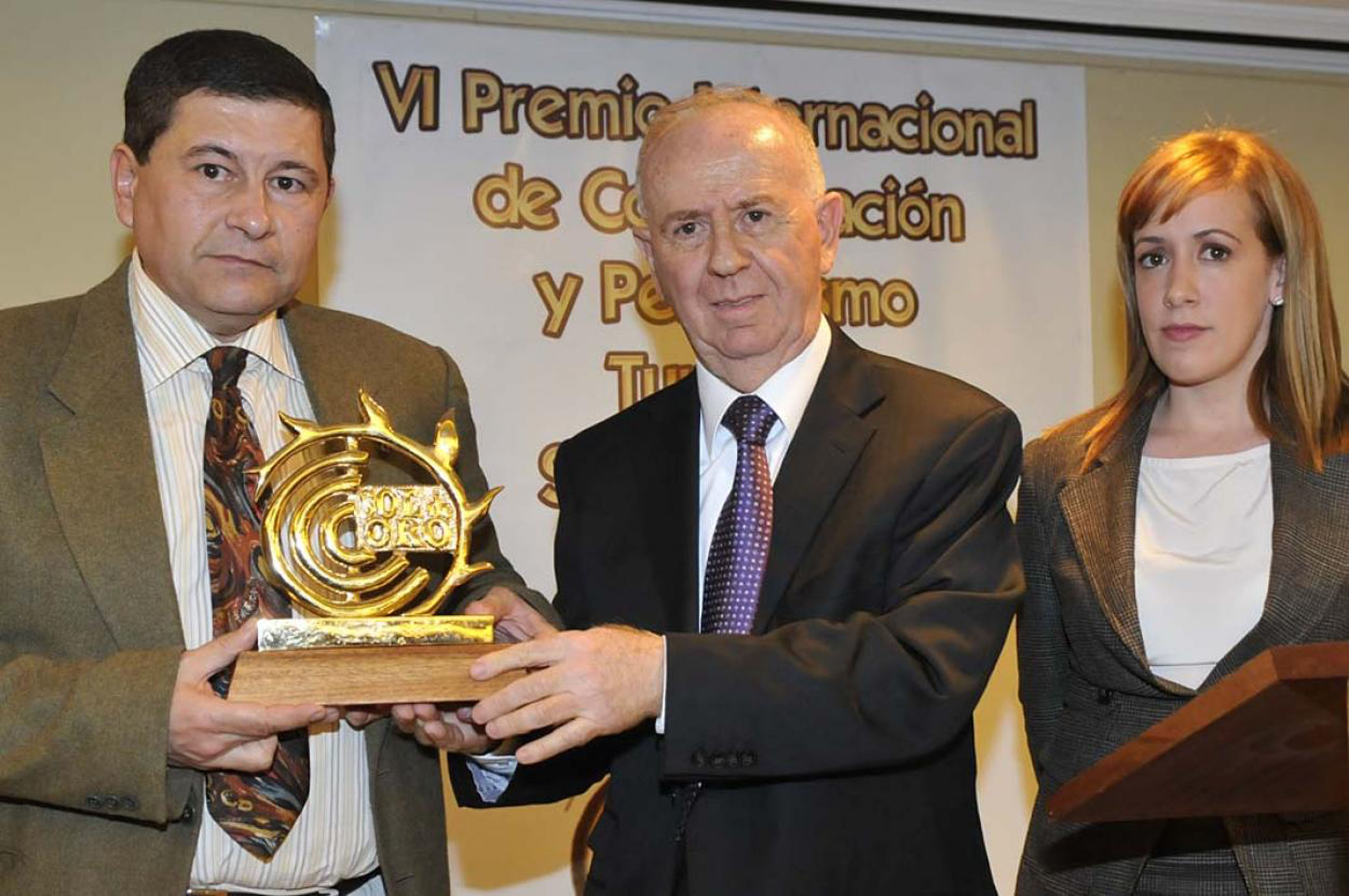 El periodista premiado, Juan Carlos Arias, junto al alcalde de Torremolinos, Pedro Fernández, y la concejala de Turismo, María José Jiménez.