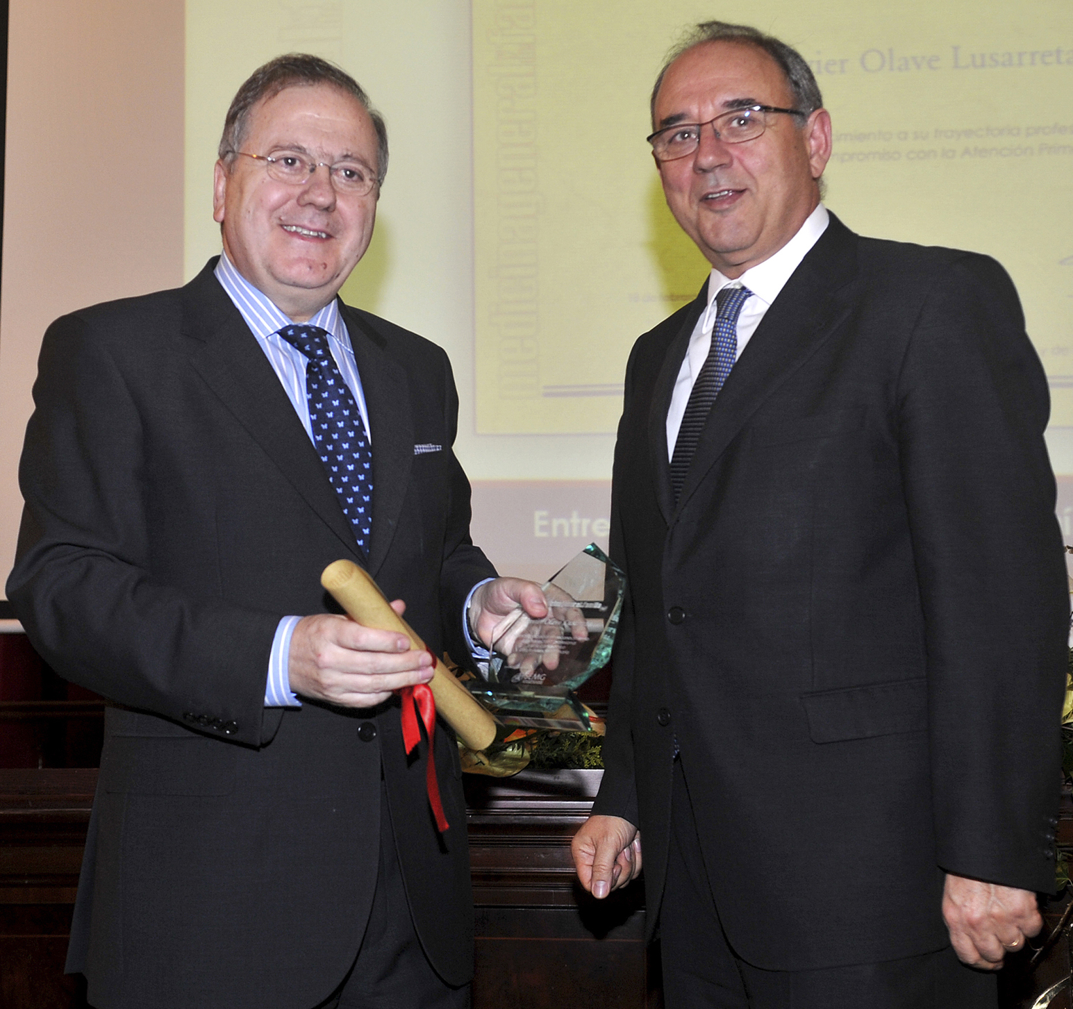 Javier Olave recibe el galardón del doctor Juan José Rodríguez Sendín, presidente del Consejo General de Colegios de Médicos de España.