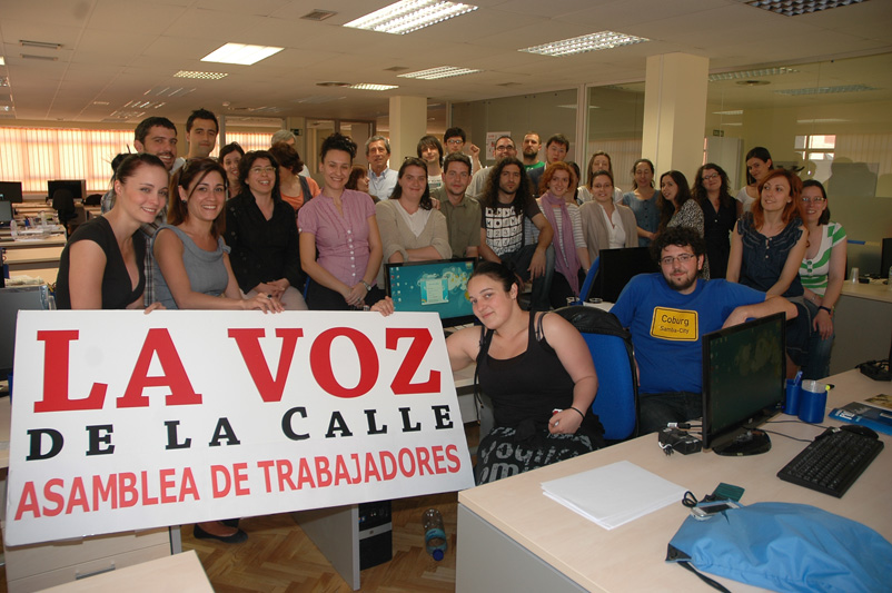 Foto de familia de los trabajadores de 'La Voz de la Calle'. Foto: La Voz de la Calle.