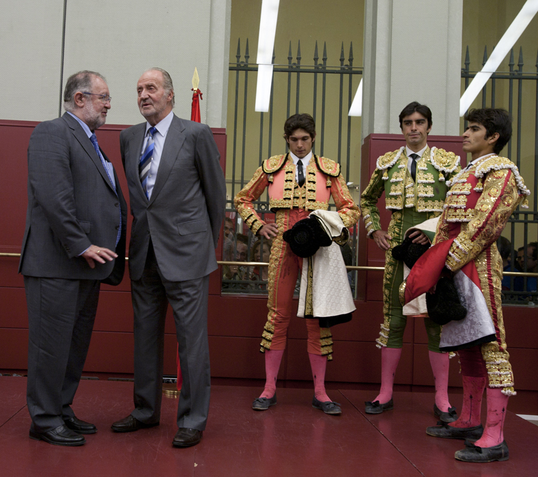 El presidente de la APM y el Rey, con la terna de diestros detrás. Fotos: Miguel Ángel Benedicto
