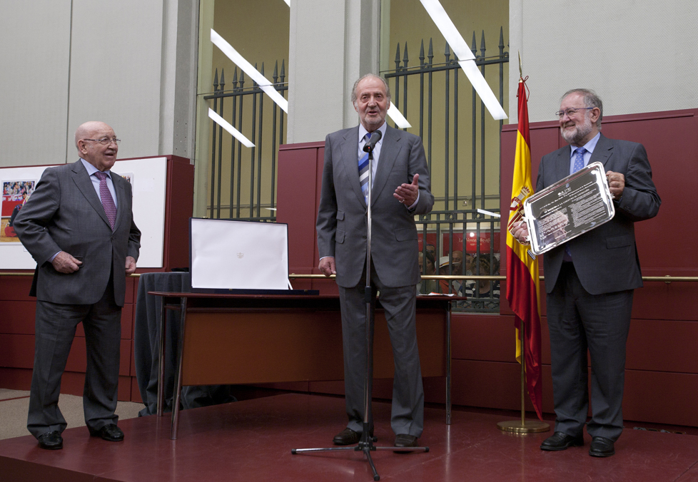 El Rey, entre José María Lorente y Fernando González Urbaneja 