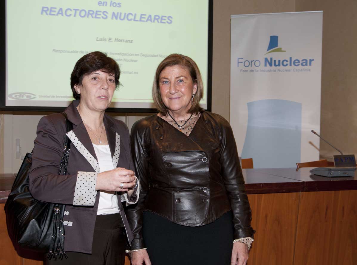 Carmen del Riego, presidenta de la APM, junto a María Teresa Domínguez, presidenta de Foro de la Industria Nuclear Española. Fotos: Elena Hidalgo/APM.