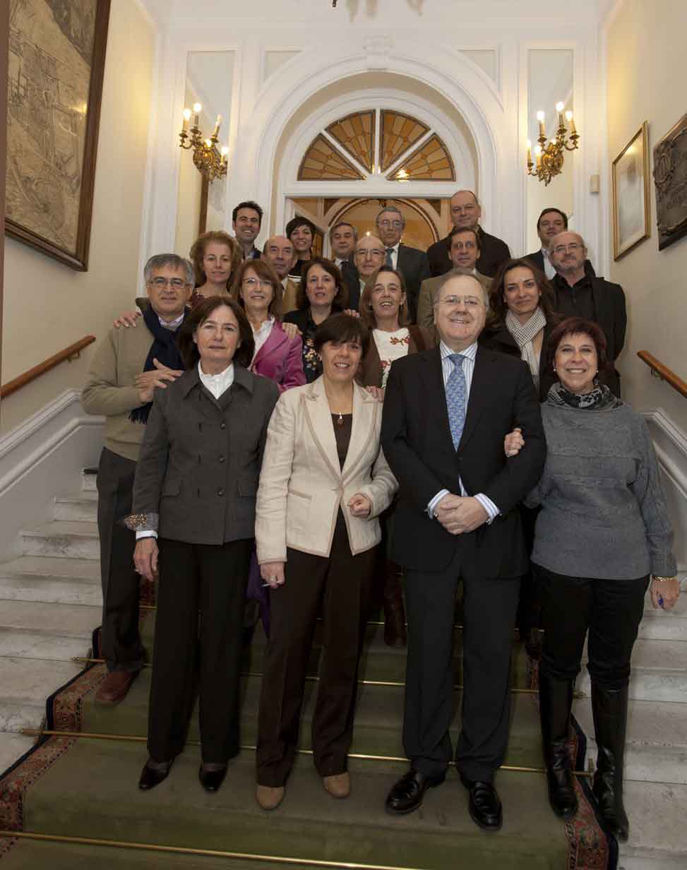 Foto de familia de la nueva directiva en la entrada de la APM. Foto: Miguel Ángel Benedicto/APM.