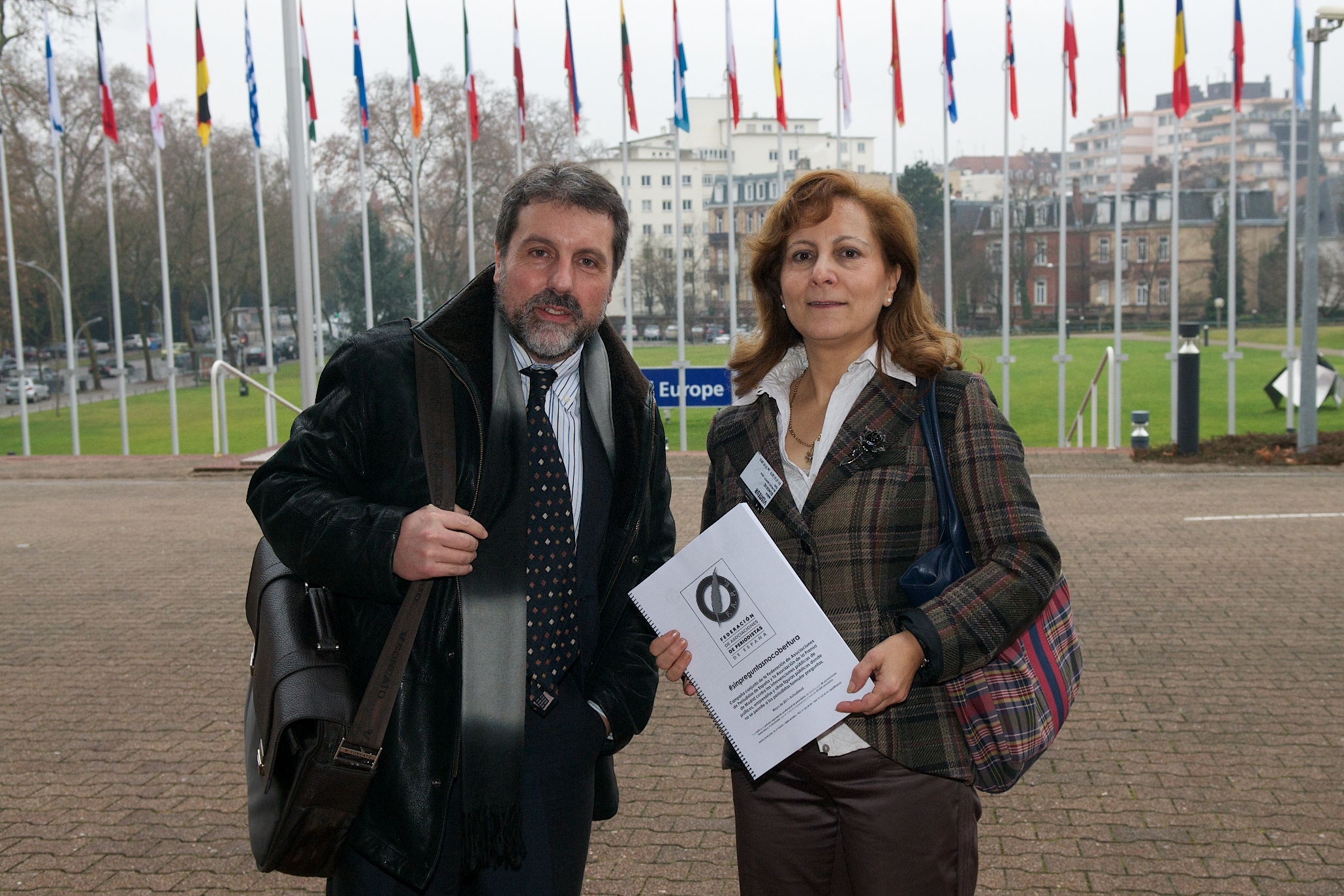 Luis Menéndez y Elsa González, con el dossier #sinpreguntasnocobertura ante la sede del Consejo de Europa en Estrasburgo. Foto: FAPE