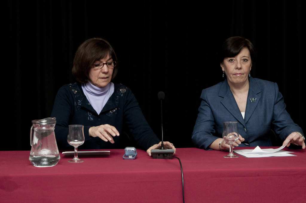 Augusta Ayuso, vicepresidenta de la Sección de Información y Comunicación del Ateneo de Madrid, junto a la presidenta de la APM.