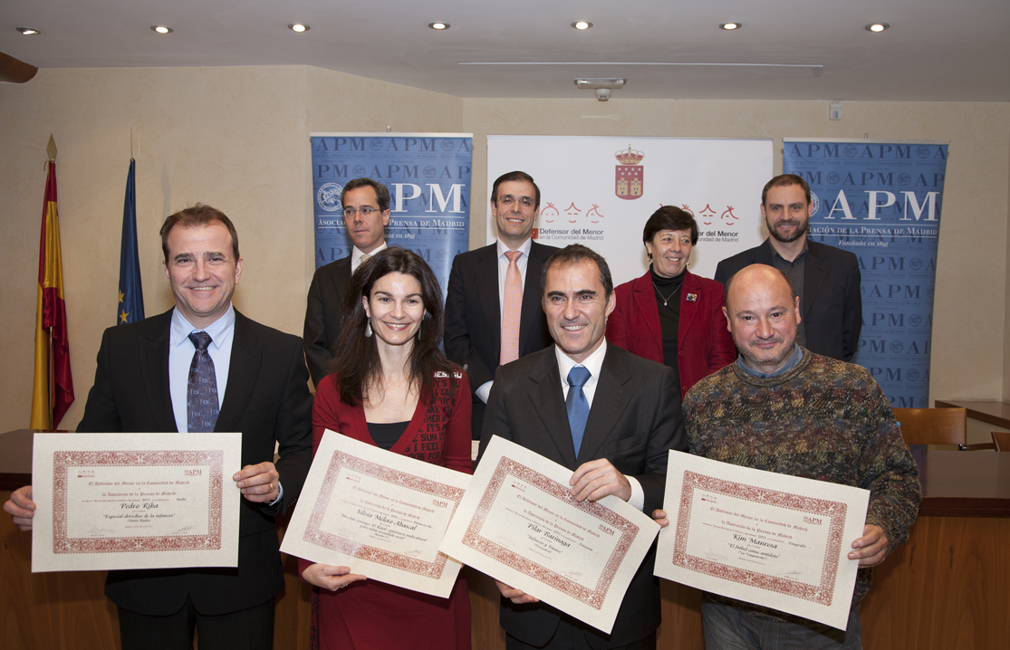 Los premiados, en primer plano, con Carmen del Riego y Arturo Canalda, detrás en el centro. Foto: M.A. Benedicto/APM