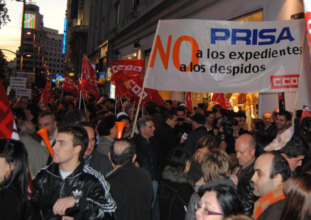 Manifestación de los trabajadores de Prisa frente a las puertas de su sede en febrero de 2011. Foto: Archivo APM