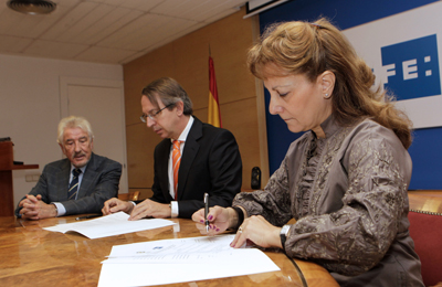 Manuel Núñez Encabo, presidente de la Comisión de Quejas y Deontología de la FAPE, José Antonio Vera, presidente de EFE, y Elsa González, presidenta de la FAPE.