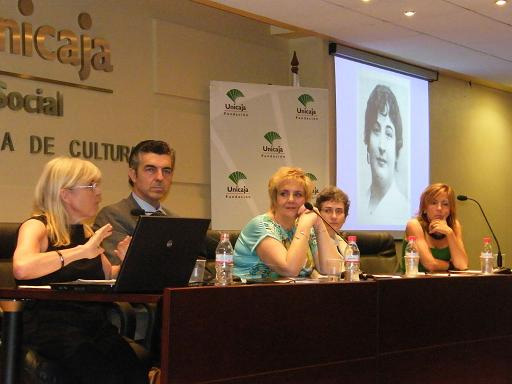 Concepción Núñez, primera a la izquierda, durante su reciente conferencia en Almería. Junto a ella, Antonio Rodríguez, Covadonga Porrúa, Yolanda Sobero y Susana Jiménez. Foto: Diego González Hidalgo