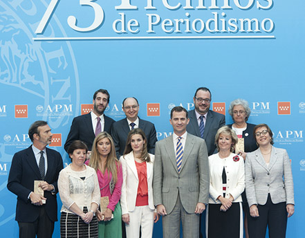Foto de familia de los premiados con los principes de Asturias, la presidenta de la APM, la presidenta de la CAM y la secretaria de Estado de Comunicación.