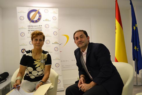 Elsa González, presidenta de la FAPE, y Darío Chimeno, director de 'Mundo Cristiano', durante la firma. Foto: FAPE