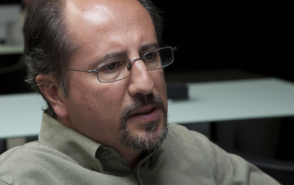 José Luis Orihuela, en un momento de la entrevista. Fotos: Miguel Ángel Benedicto / APM