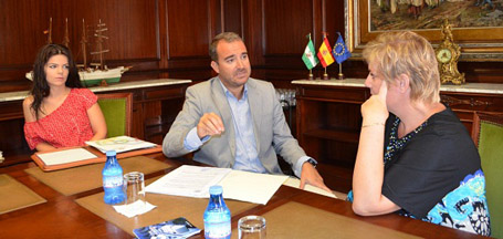 De izqda a dcha, la secretaria general de la AP-APAL, María Inmaculada Ramos; el diputado de Promoción Económica, Amós García, y la presidenta de la AP-APAL, Covadonga Porrúa. Foto: AP-APAL