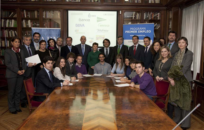 Seleccionados de la XIII edición del PPE, junto a algunos representates de los copatrocinadores y de las universidades y la presidenta de la APM. Foto: Miguel A. Benedicto /APM