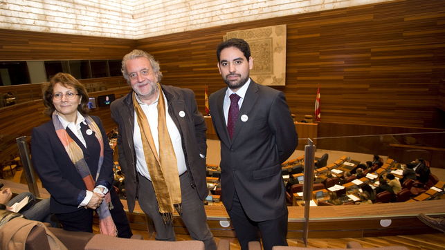 Las Cortes de Castilla y León aprobaron el Colegio de Periodistas el 31 de octubre de 2012. Foto tomada de Eldiario.es. Elsa González, Aurelio Martín, ambos de la FAPE, y Jorge Francés, presidente de la Asociación de la Prensa de Valladolid.