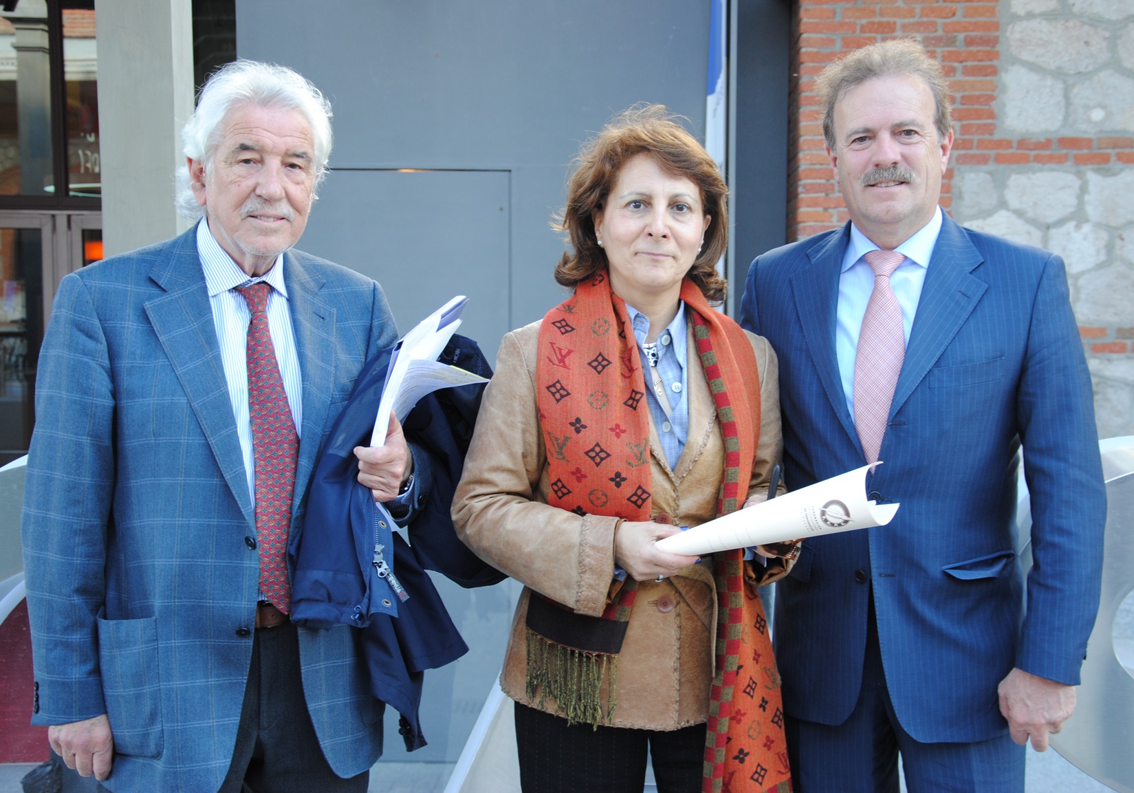 De Izq. a dcha., Manuel Núñez Encabo, Elsa González y Manuel Campo Vidal. Foto: FAPE