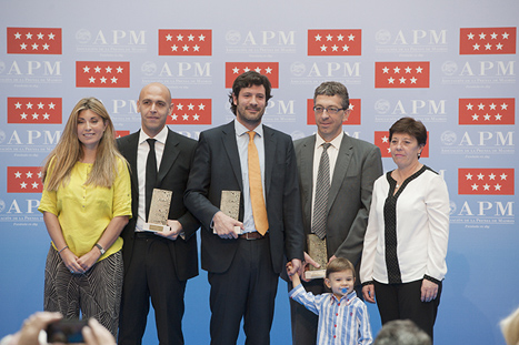 Quico Alsedo, Pablo Herráiz y Luis Fernando Durán reciben el galardón de manos de Carmen del Riego y Paloma Ferre.