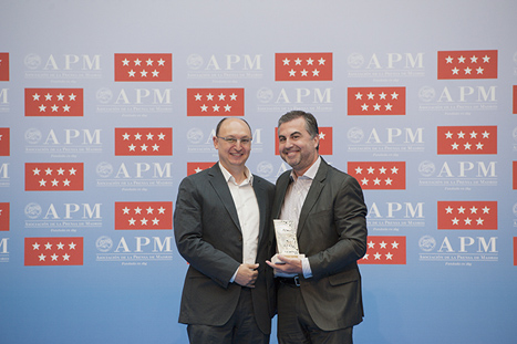 Carlos Alsina recibe el premio de manos de Fran Llorente.
