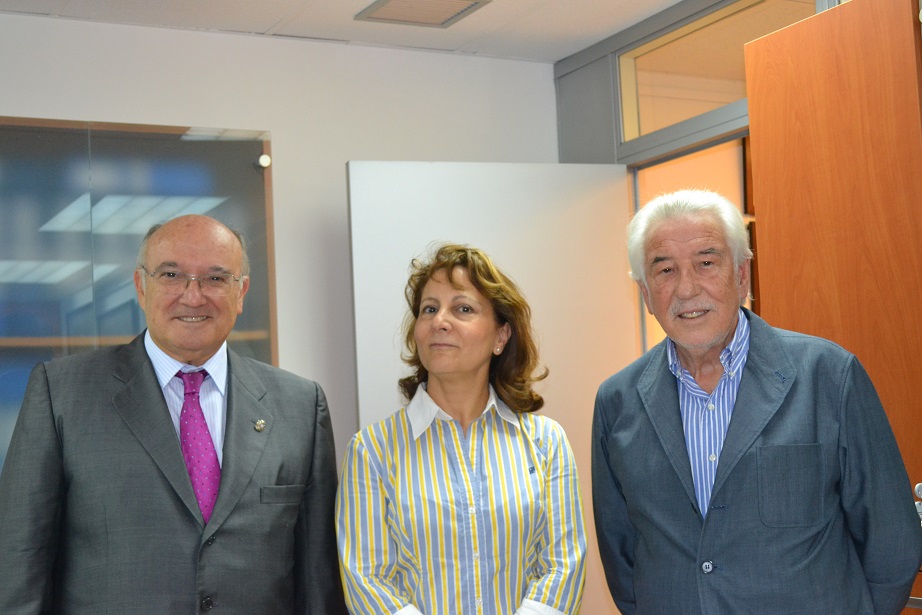 Elsa González, Carlos Carnicer (izq.) y Manuel Núñez Encabo tras la firma del convenio. Foto: FAPE