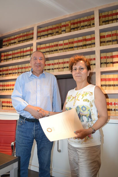 Amancio Fernández y Elsa González, durante la firma del Protocolo de Adhesión en la sede de Diario Abierto. Foto: FAPE