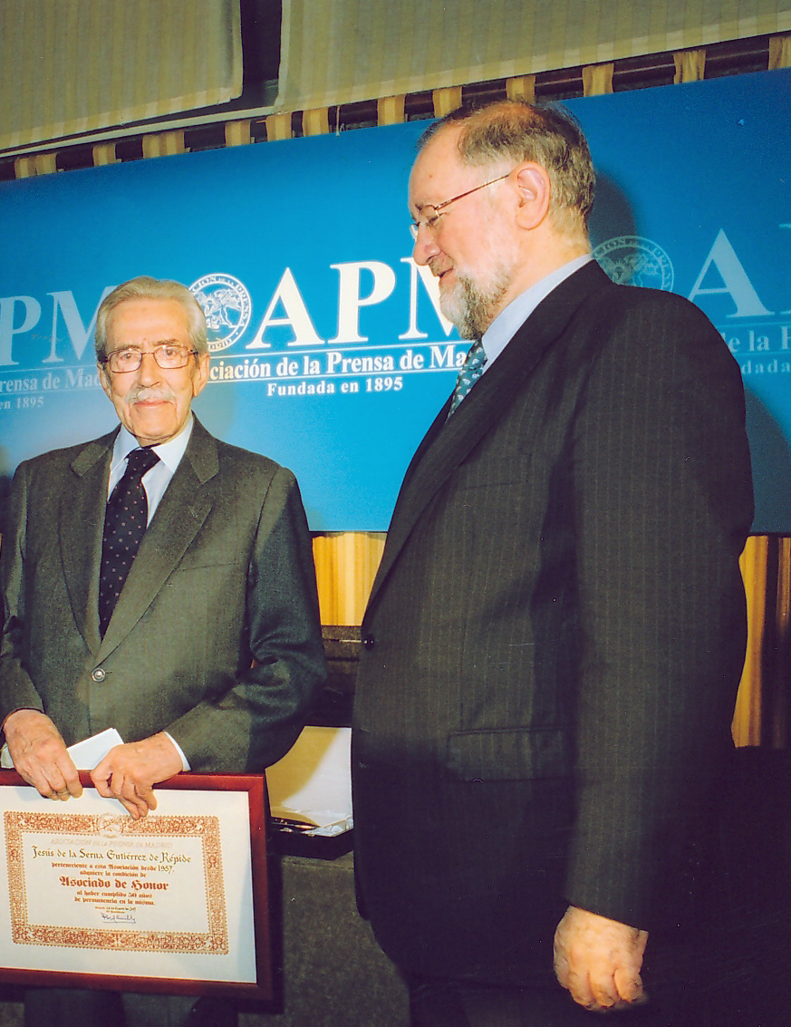 González Urbaneja, entonces presidente de la APM, entrega el diploma acreditativo de asociado de honor a Jesús de la Serna. Foto: Archivo APM
