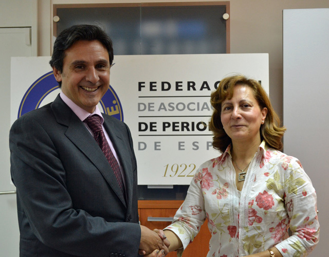 Alejandro Perales y Elsa Gonzalez, tras la firma. Foto: FAPE