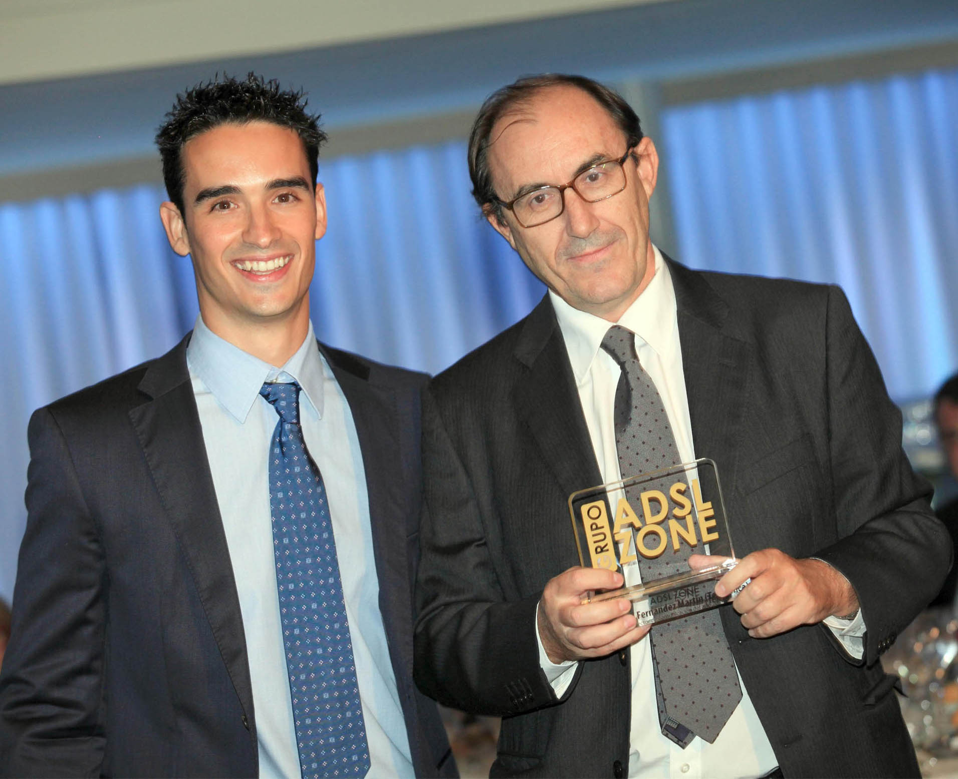 Foto: El fundador del Grupo ADSL Zone, JavierSanz, entrega el premio a Mauricio Fernández, director de Comunicación de Telefónica.