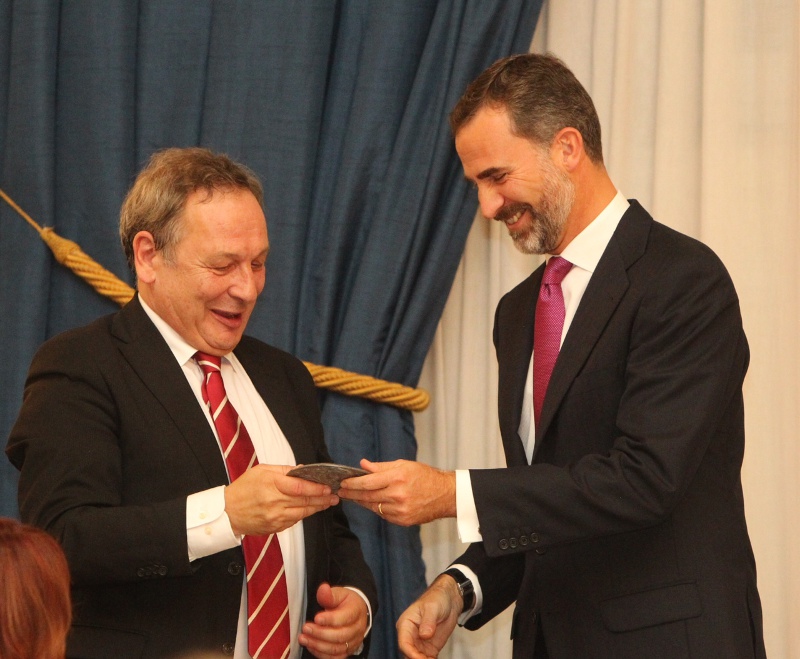 El Príncipe de Asturias entrega el galardón a Xavier Vidal-Folch. Foto: APE