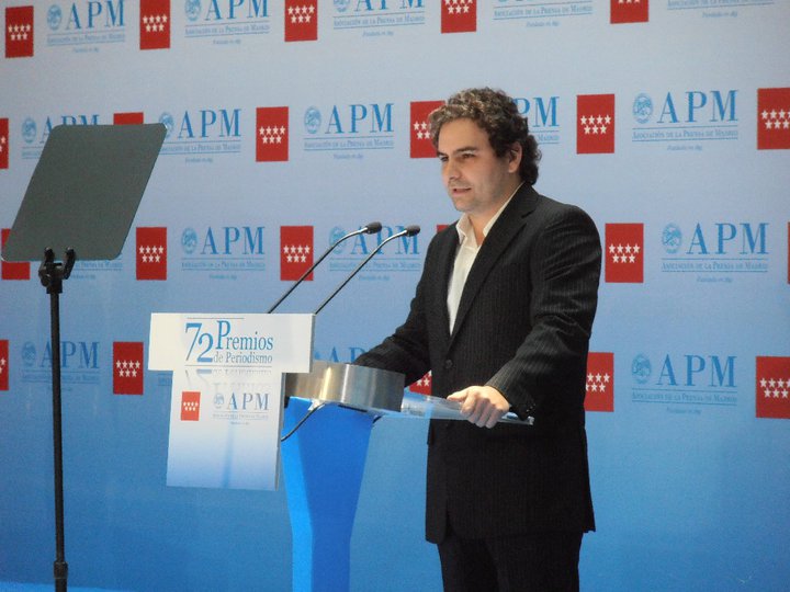 Ángel Sastre recoge el Premio Larra de la APM.