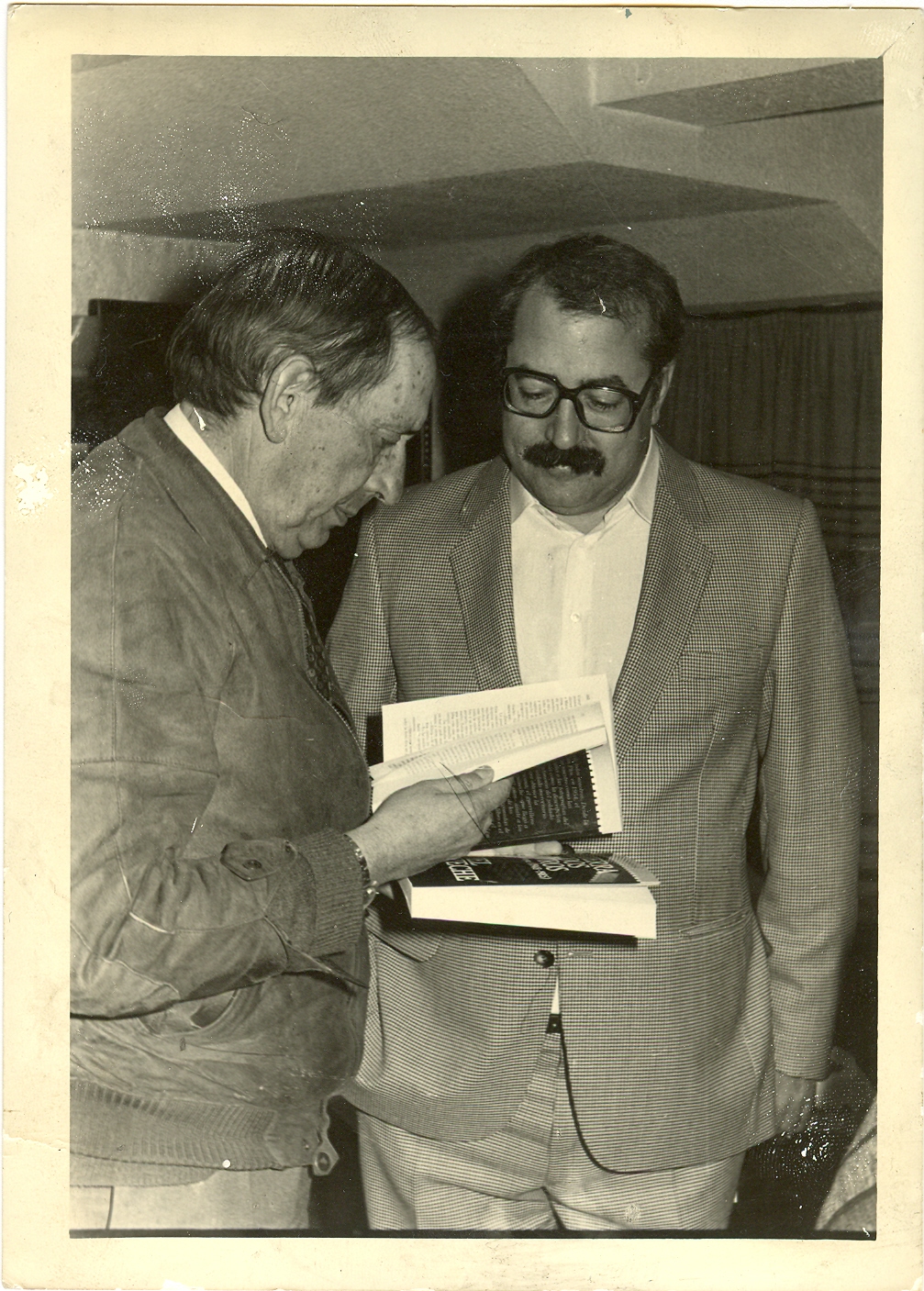 Leguineche con Miguel Delibes en 1985.
