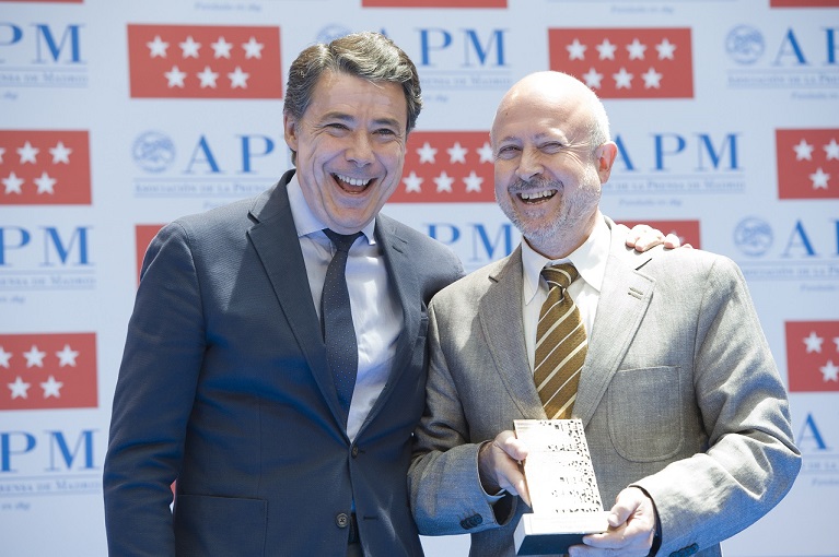 Felipe Serrano recibe su galardón de manos de Ignacio González. Foto: Pablo Vázquez/APM