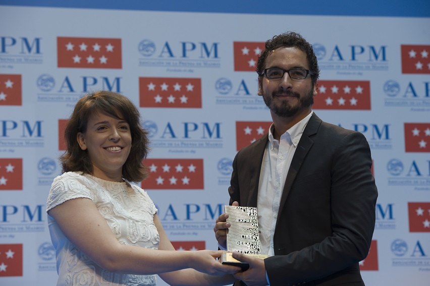 Francisco Carrión recibe el premio de manos de Mar Cabra. Foto: Pablo Vázquez/APM