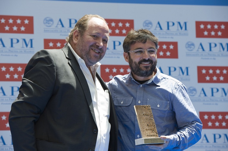Jordi Évole recibe su galardón de manos de José Yoldi. Foto: Pablo Vázquez/APM