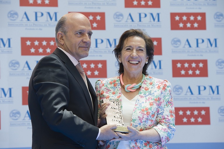 Prego recibe su premio de manos de Zarzalejos. Foto: Pablo Vázquez/APM