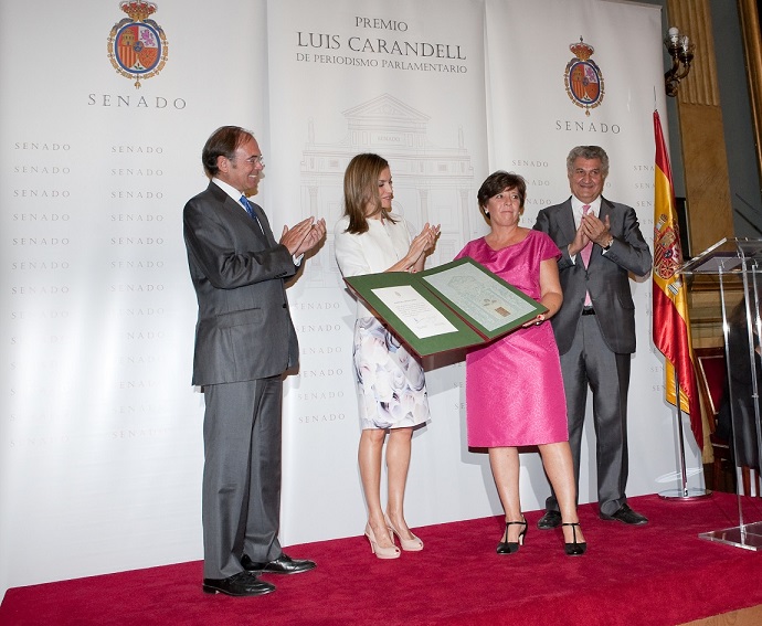 Carmen del Riego recibe el Premio &lsquo;Luis Carandell&rsquo; de Periodismo Parlamentario. Foto: Senado
