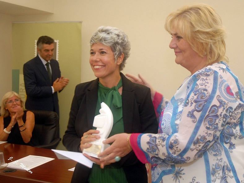 La presidenta de la AP-APAL, Covadonga Porrúa, entrega el premio Colombine a Marta Gómez. Foto: J.J.Mullor