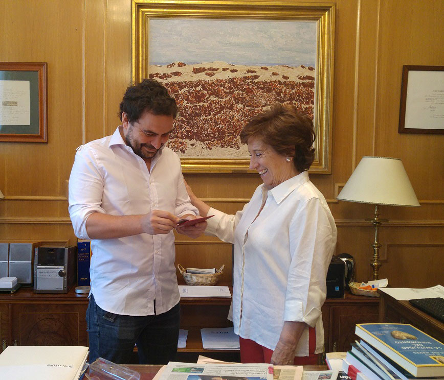 Victoria Prego, presidenta de la APM, entrega las credenciales de periodista a Ángel Sastre. Foto: APM