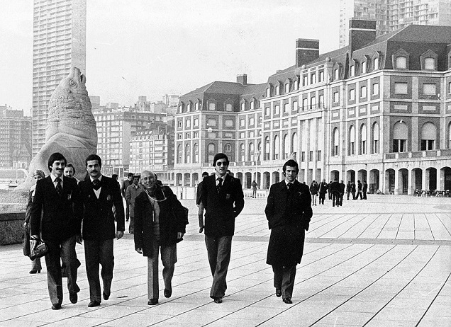 Los jugadores, junto al fotógrafo del Diario Marca (c) caminando durante un paseo en Mar del Plata antes de volver a España, tras ser eliminados del mundial de Argentina en 1978.