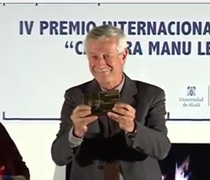 Raso_recogiendoelPremio