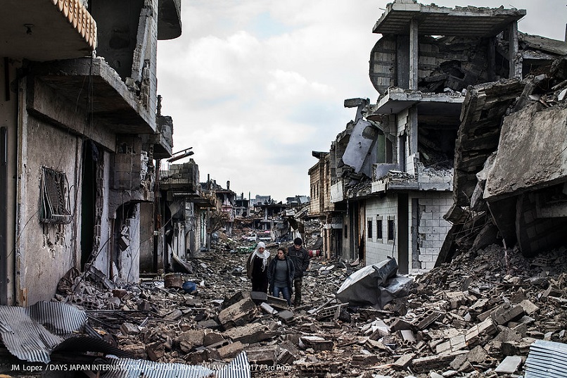 Residents walk amidst the debris of a destroyed street, in Kobane, Syria, on February 25, 2015. Kurdish forces with the help of an international coalition recaptured this town on the Turkish frontier after 132 days sieged by the jihadists of the Islamic State. (Photo by JM Lopez)