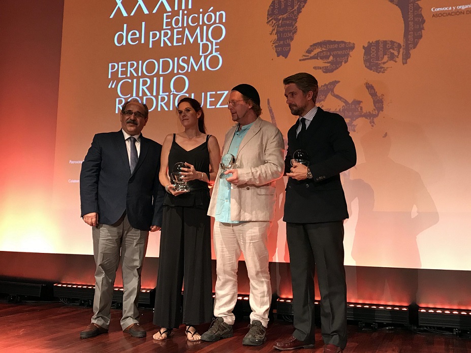 Premiados Cirilo 2017: Mónica García Prieto,  ganadora de la última edición, posa con su premio junto a Dogan TiliÇ, a la izquierda de la imagen, Ilya Topper y Carlos Franganillo)