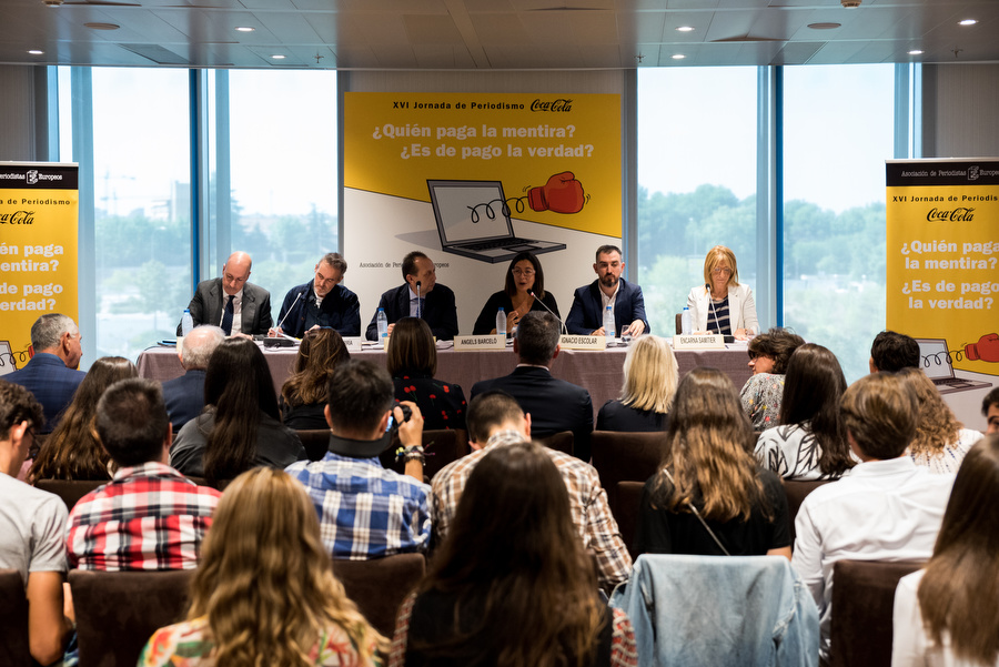 Foto-mesa2-XVIJornadaPeriodismo-Coca.cola