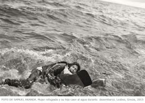 samuel aranda_lesbos 2015_mujer refugiada y su hijo caen al agua