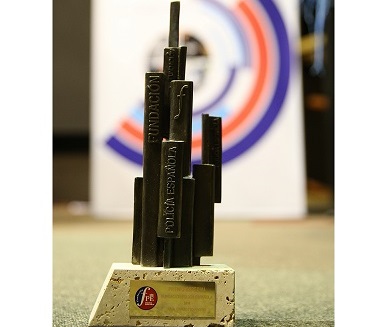 estatuilla_premios-fundación policia_web
