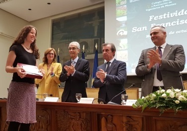 Victoria González recogiendo el entrega-premio-montero-burgos-2019