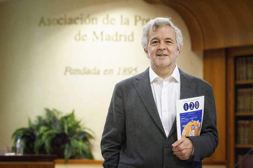 Luis Palacio con el Informe APM 2020. ©MIGUEL BERROCAL