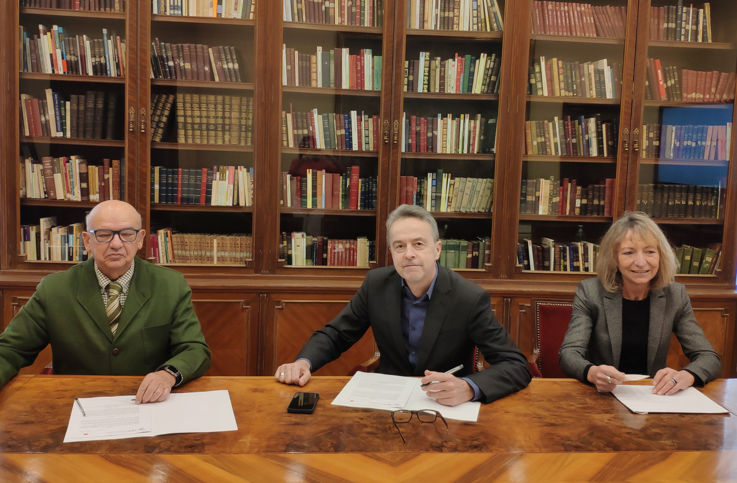 El presidente de la APM, Juan Caño y el presidente y vicepresidenta de