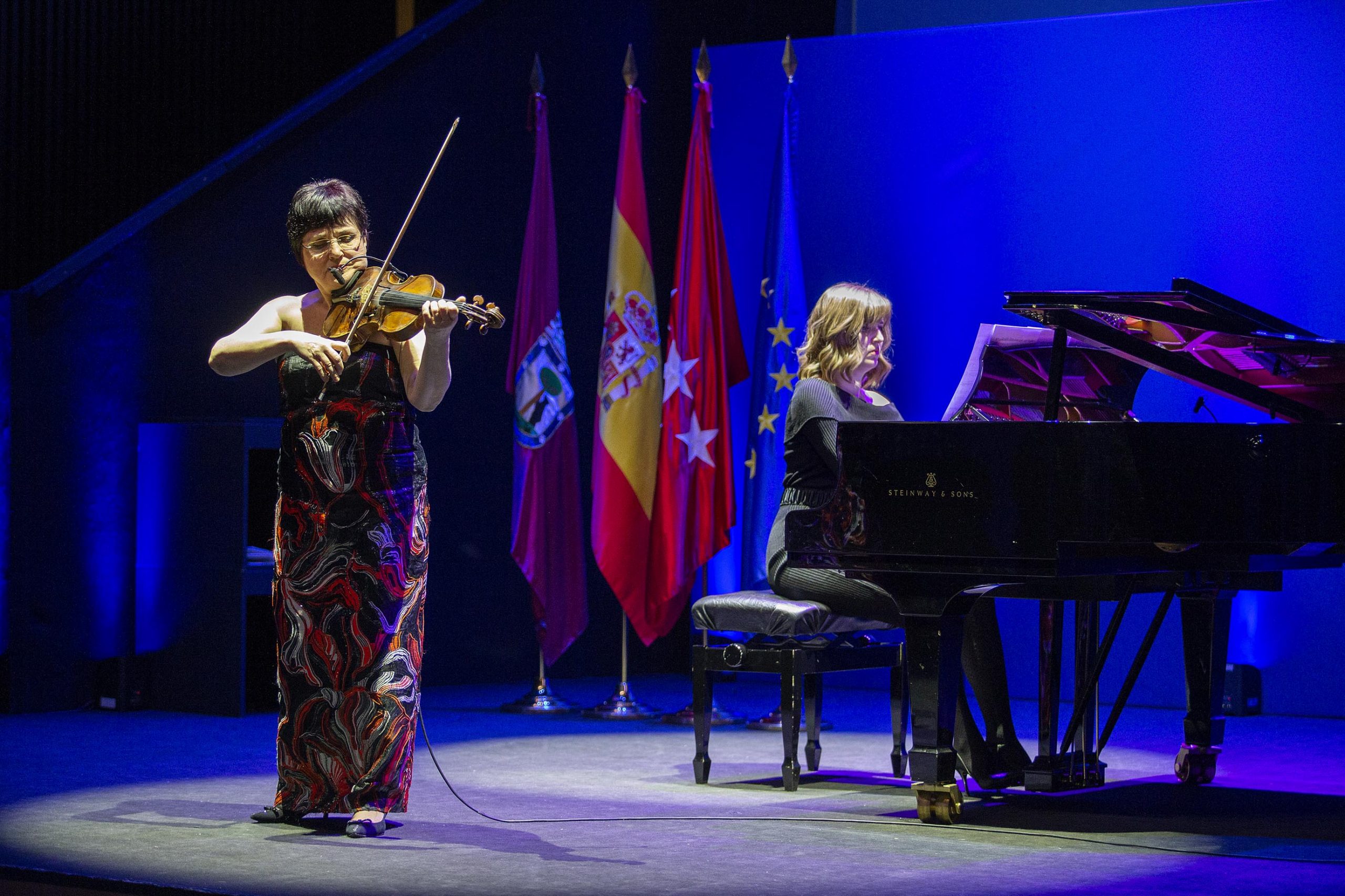 Un momento de la actuación musical de la violonista Ala Voronkova  y la pianista Daria Piltyay